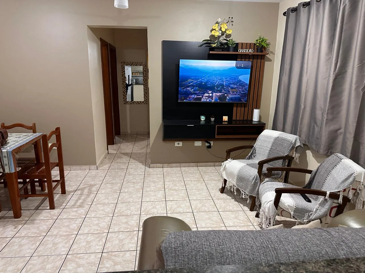 Sala com TV de 50 polegadas, Netflix e ventilador de teto